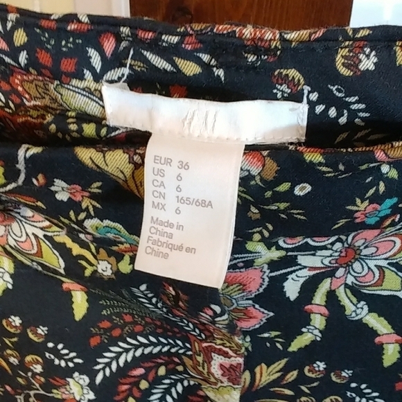 H&M Women's Basic Hobo Bohemian Black Stretch Floral Capri Pants Size 6 - Picture 3 of 7